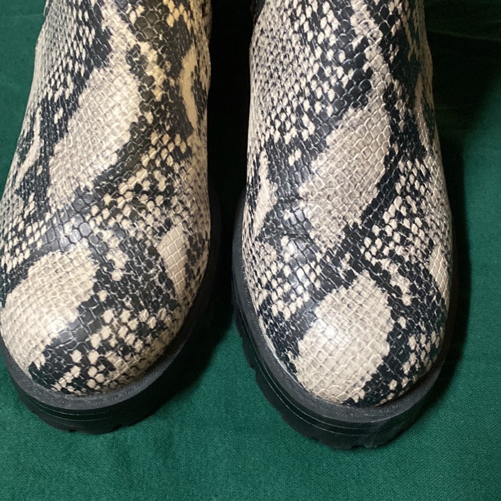 Target Universal Threads Boots - Picture 2 of 9